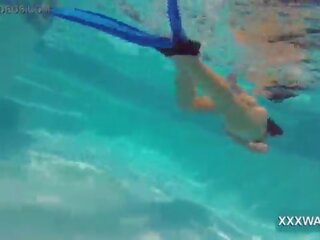 Outstanding bruneta curva bomboane swims sub apa
