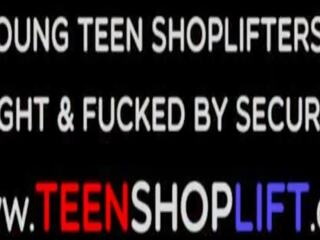 Klein teenager shoplifter erwischt von ein bewachen und hat bis zahlen