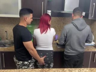 Esposa y su marido cocinando pero su amigo le mete mano en su esposa al lado de su marido cornudo ntr netorare