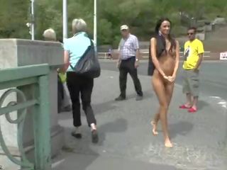 スリム ティーン マルチナ ビデオ 彼女の 魅力的な ボディ で 公共