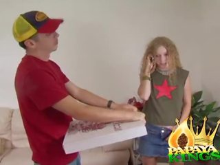 Gwen folla pizza adolescent