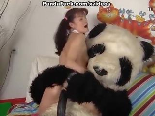 Okouzlující dcera fucks s nepříjemný panda nést