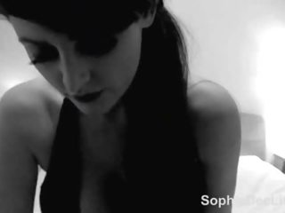 Krūtinga britiškas porno žvaigždė sophie dee masturbuoja už jūs į juodas ir baltas