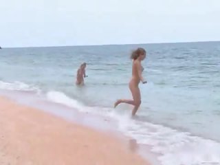 3 nudists bermain di itu pantai
