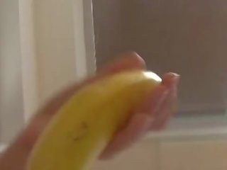 How-to: молодий брюнетка любитель вчить використання a банан