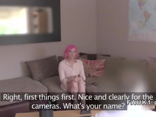Warna merah muda berambut brit anal memukul di pencarian karakter
